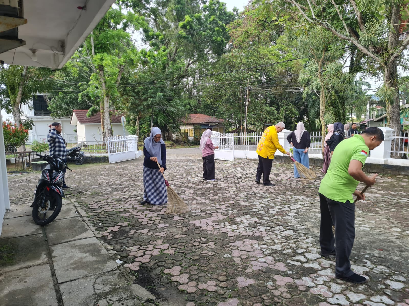 Kegiatan gotong royong bersama dilaksanakan secara rutin setiap hari Selasa dan Jumat di lingkungan Bappeda Kabupaten Labuhanbatu. Kegiatan ini bertujuan untuk menjaga kebersihan, kerapian, dan kenyamanan lingkungan kantor