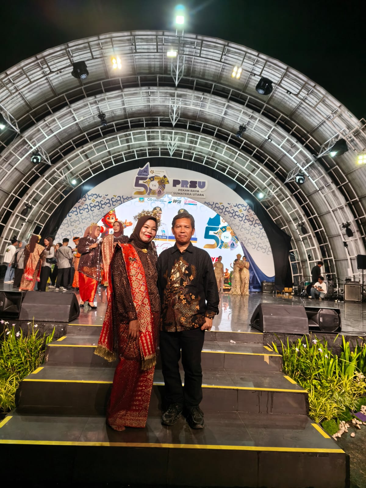 Kepala Bappeda Kabupaten Labuhanbatu Bersama Ibu Tim Penggerak PKK Hadiri Malam Seni dan Kebudayaan Kabupaten Labuhanbatu pada Ajang PRSU 2026