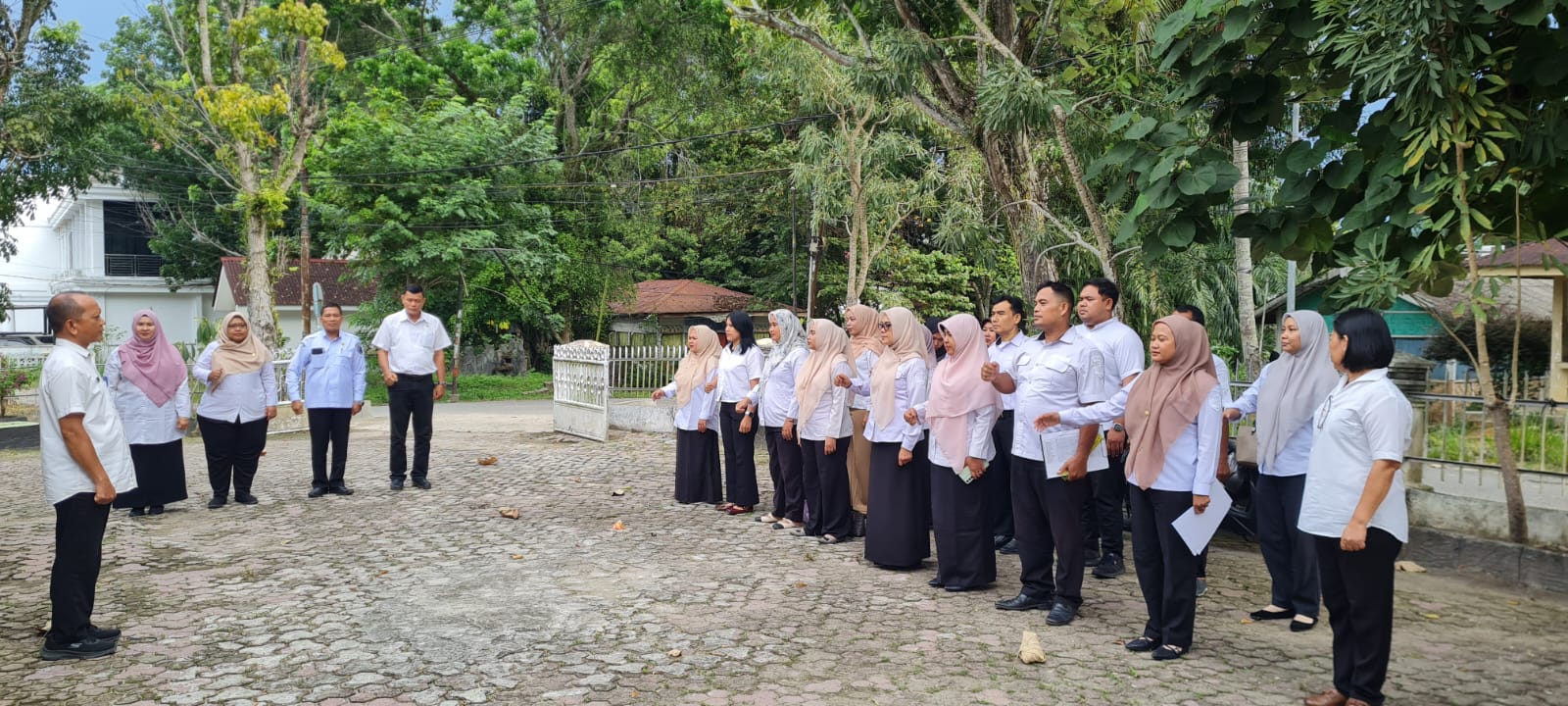 Kegiatan Apel Pagi di Bappeda dengan Pembina Apel Bidang Sekteratiat