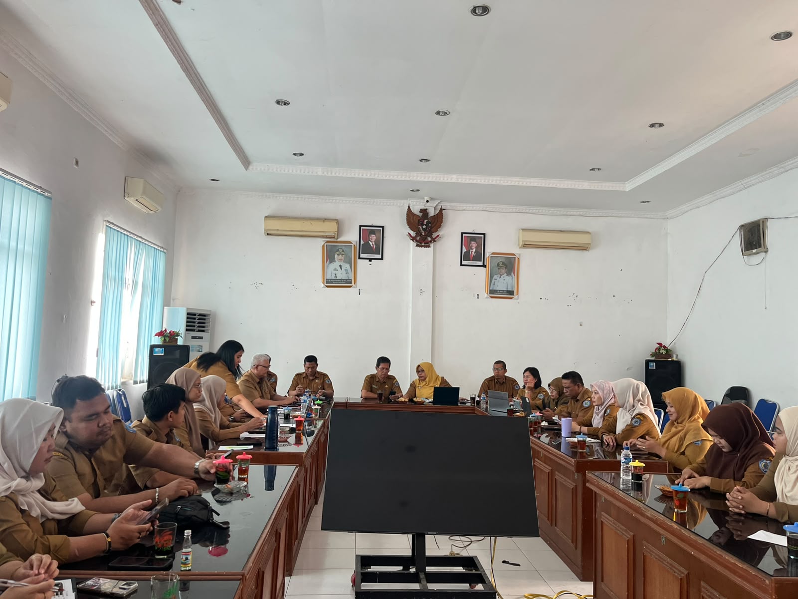 Rapat Staf Bappeda  Kabupaten Labuhanbatu dengan Tujuan  Pertemuan rutin para staf/pegawai untuk membahas pekerjaan, koordinasi, evaluasi, dan tindak lanjut.