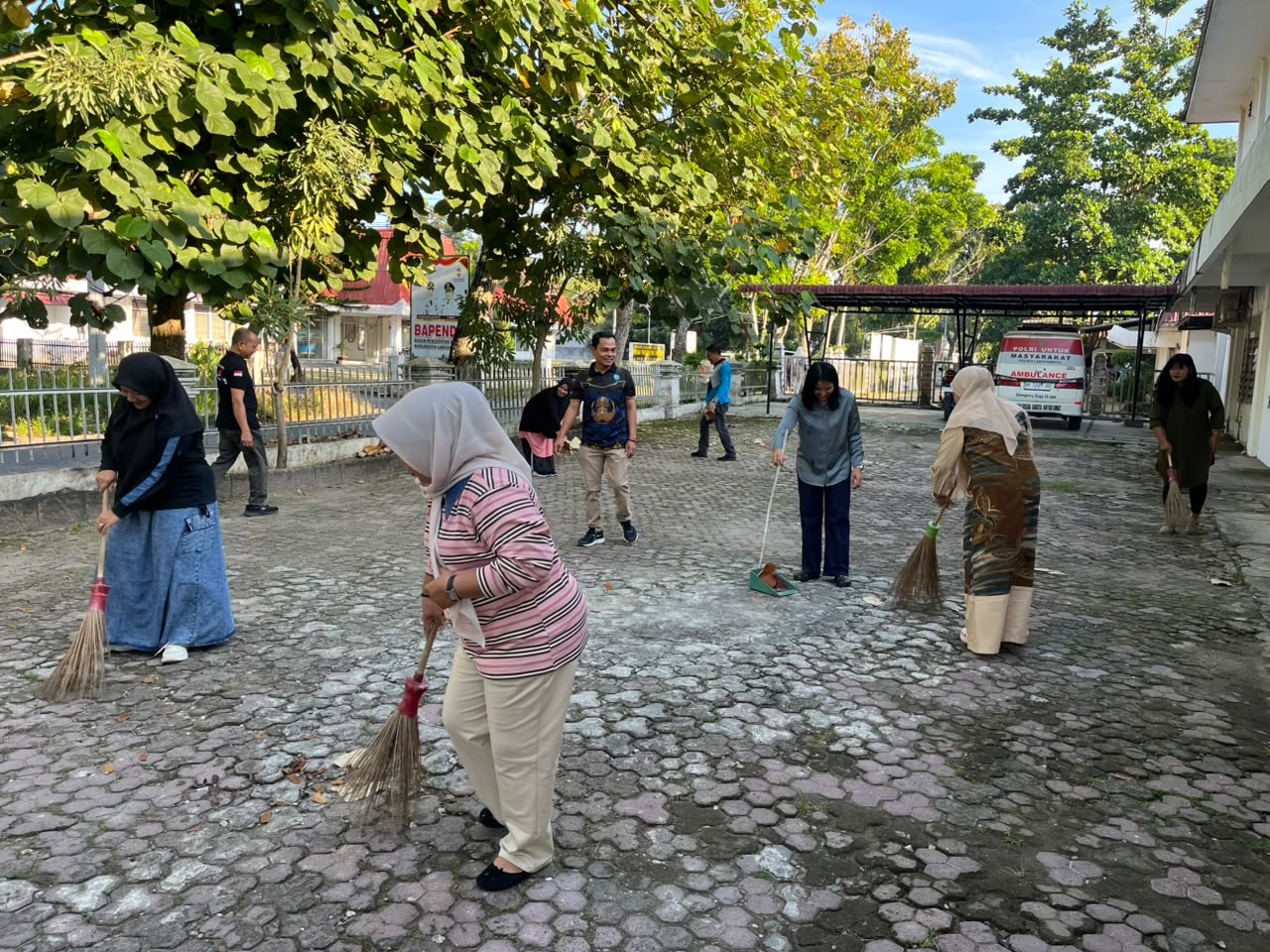 Gotong Royong Bersama Yang di Laksanakan Setiap Hari Selasa dan Jumat di Bappeda Kabupaten Labuhanbatu