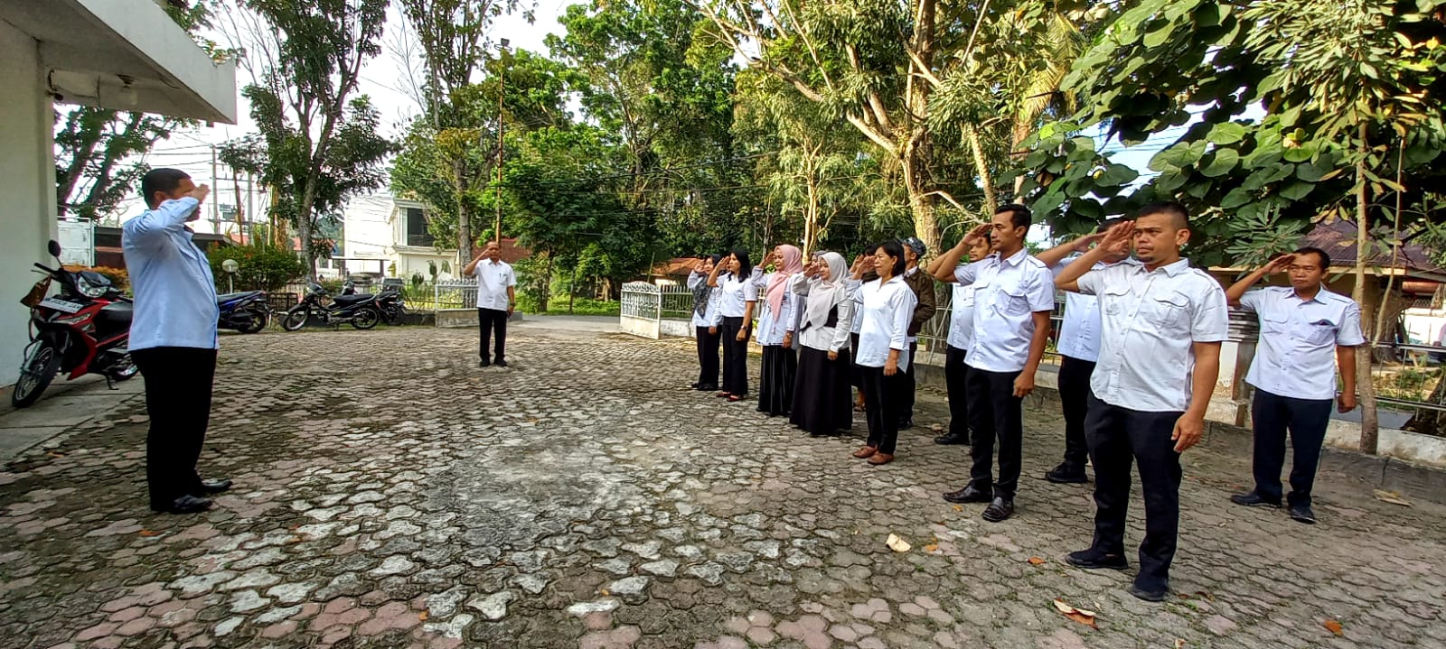 Kegiatan Apel Pagi di Bappeda dengan Pembina Apel Bidang Pemerintahan dan Pembangunan Manusia